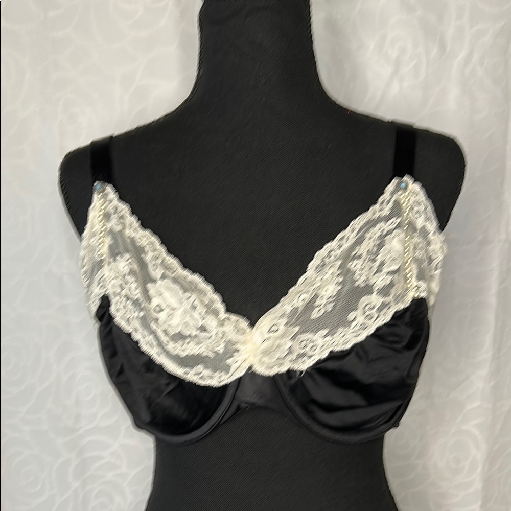 MAIDENFORM SELF EXPRESSIONS black and white lace & pearl bra. Size 42 D.